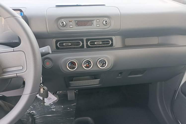 Used Wuling Zhiguang New Energy 2025 Model 305km Ambitious Edition Audio And AC Panel