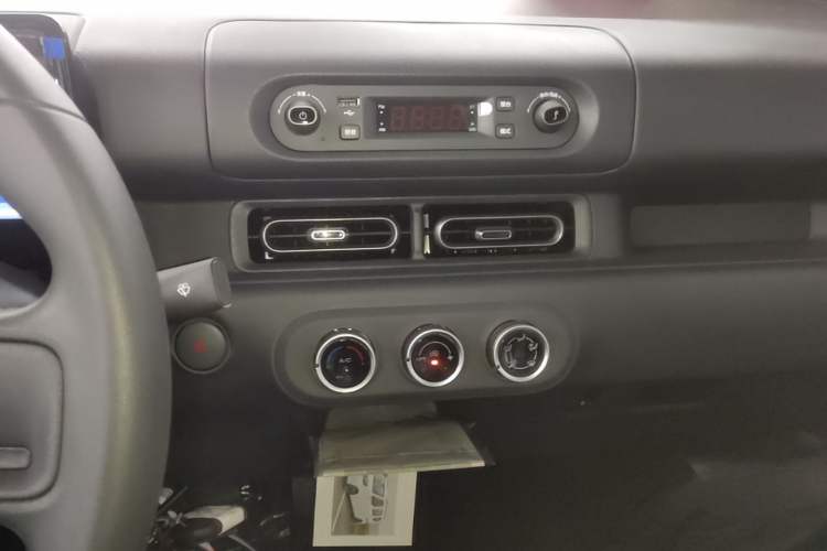 Used Wuling Zhiguang New Energy 2025 Model 305km Ambitious Edition Audio And AC Panel