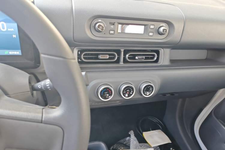 Used Wuling Zhiguang New Energy 2025 Model 305km Ambitious Edition Audio And AC Panel