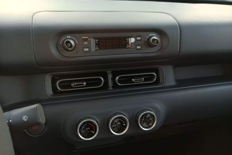Used Wuling Zhiguang New Energy 2025 Model 305km Ambitious Edition Audio And AC Panel