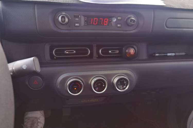 Used Wuling Zhiguang New Energy 2025 Standard Model Audio And AC Panel