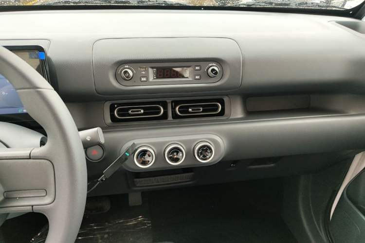 Used Wuling Zhiguang New Energy 2025 Model 305km Ambitious Edition Audio And AC Panel