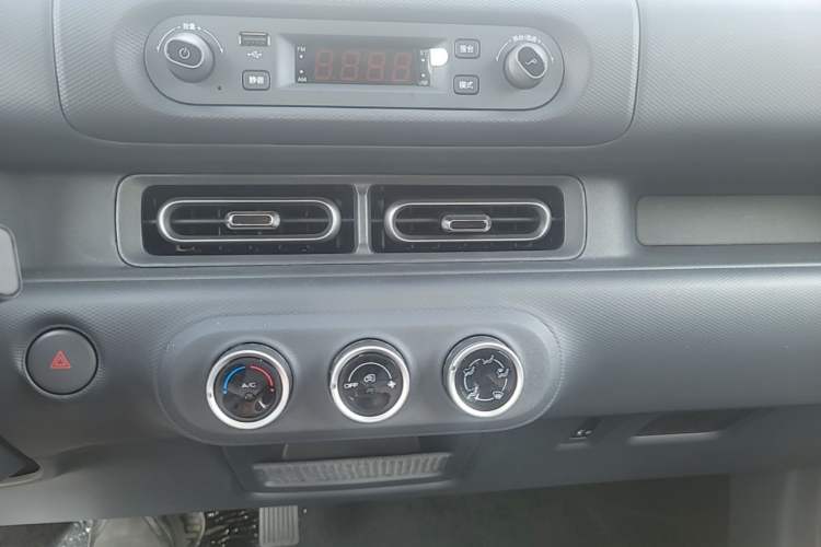 Used Wuling Zhiguang New Energy 2025 Model 305km Ambitious Edition Audio And AC Panel