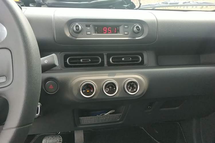 Used Wuling Zhiguang New Energy 2025 Model 305km Ambitious Edition Audio And AC Panel