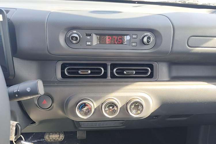 Used Wuling Zhiguang New Energy 2025 Standard Model Audio And AC Panel