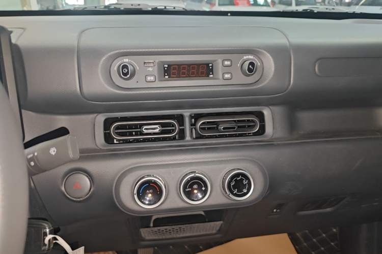 Used Wuling Zhiguang New Energy 2025 Comfort Model Audio And AC Panel