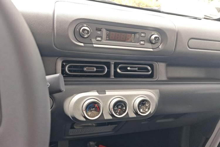 Used Wuling Zhiguang New Energy 2025 Standard Model Audio And AC Panel