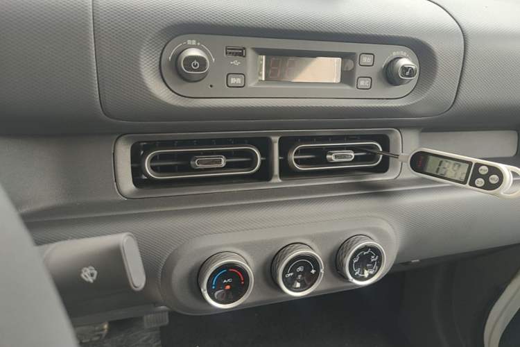 Used Wuling Zhiguang New Energy 2025 Model 305km Ambitious Edition Audio And AC Panel