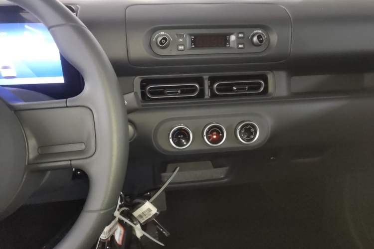 Used Wuling Zhiguang New Energy 2025 Model 305km Ambitious Edition Audio And AC Panel