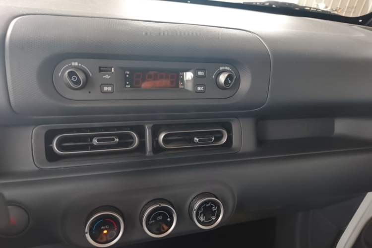 Used Wuling Zhiguang New Energy 2025 Model 305km Ambitious Edition Audio And AC Panel