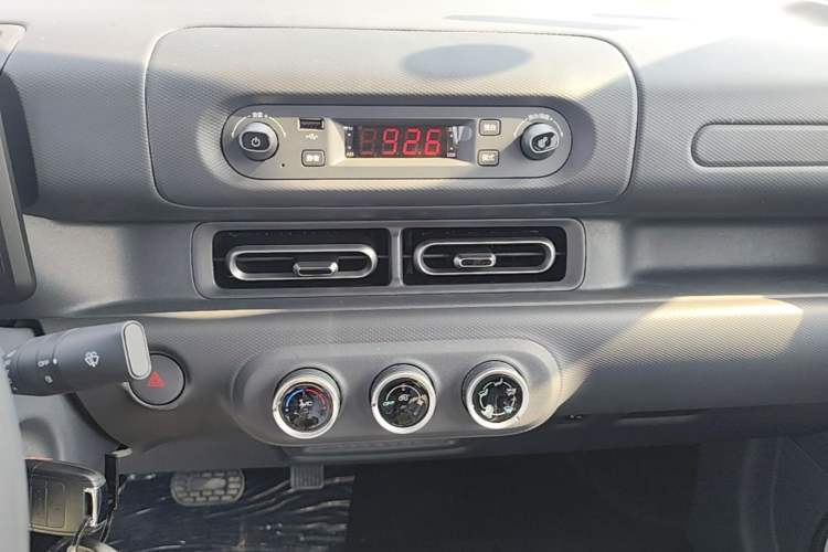 Used Wuling Zhiguang New Energy 2025 Standard Model Audio And AC Panel