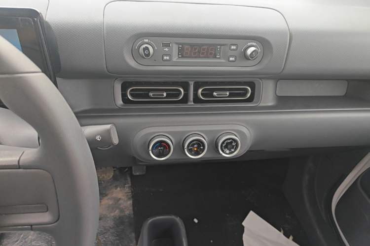 Used Wuling Zhiguang New Energy 2025 Model 305km Ambitious Edition Audio And AC Panel