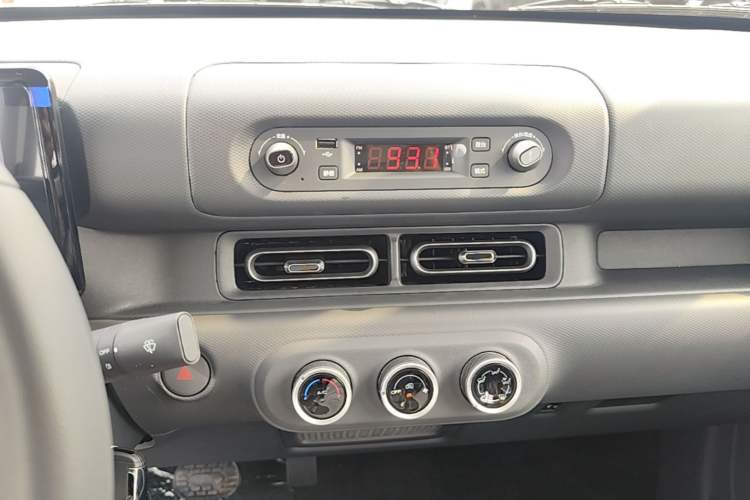 Used Wuling Zhiguang New Energy 2025 Model 305km Ambitious Edition Audio And AC Panel