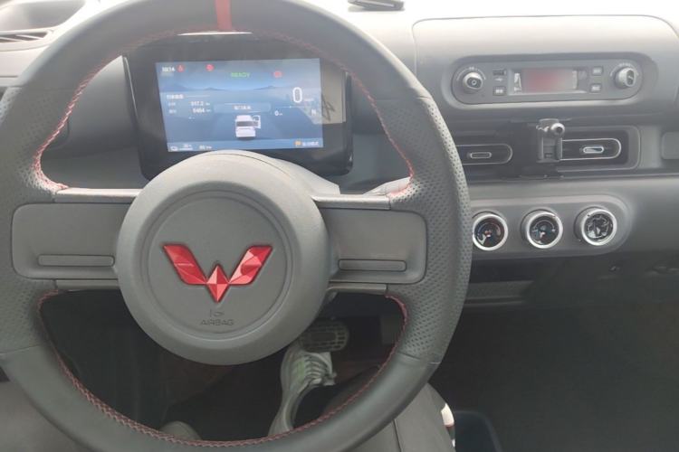 Used Wuling Zhiguang New Energy 2025 Model 305km Ambitious Edition Center Console