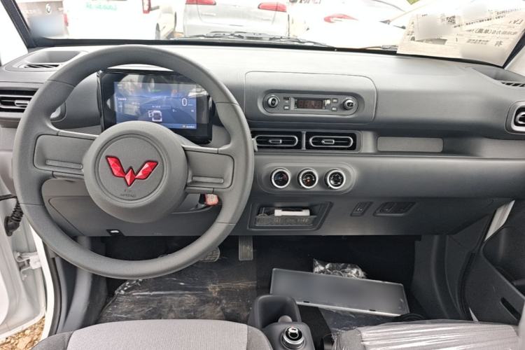 Used Wuling Zhiguang New Energy 2025 Model 305km Ambitious Edition Center Console