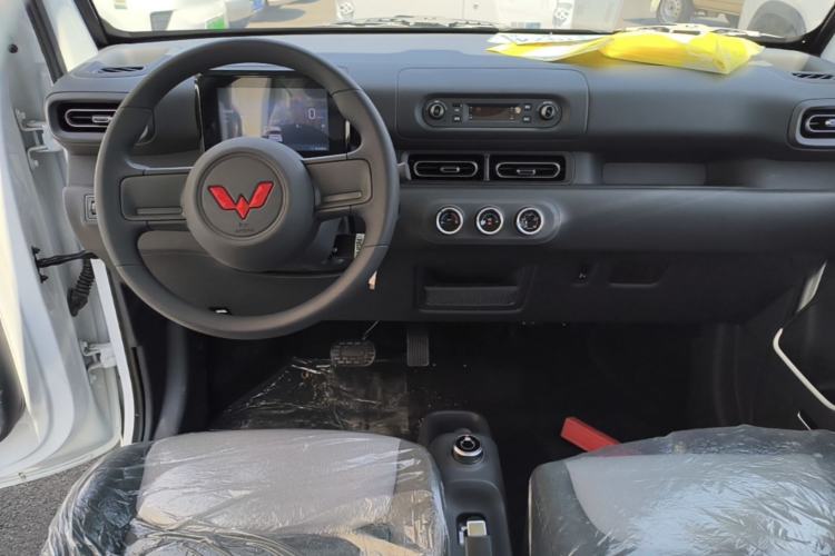 Used Wuling Zhiguang New Energy 2025 Model 305km Ambitious Edition Center Console