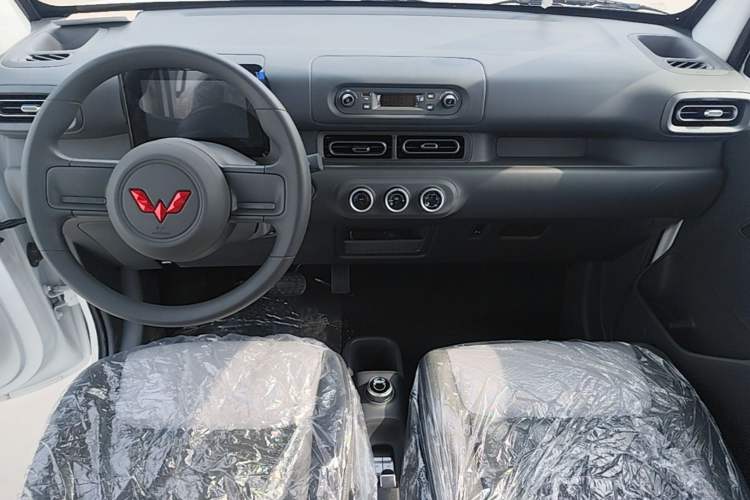 Used Wuling Zhiguang New Energy 2025 Model 305km Ambitious Edition Center Console