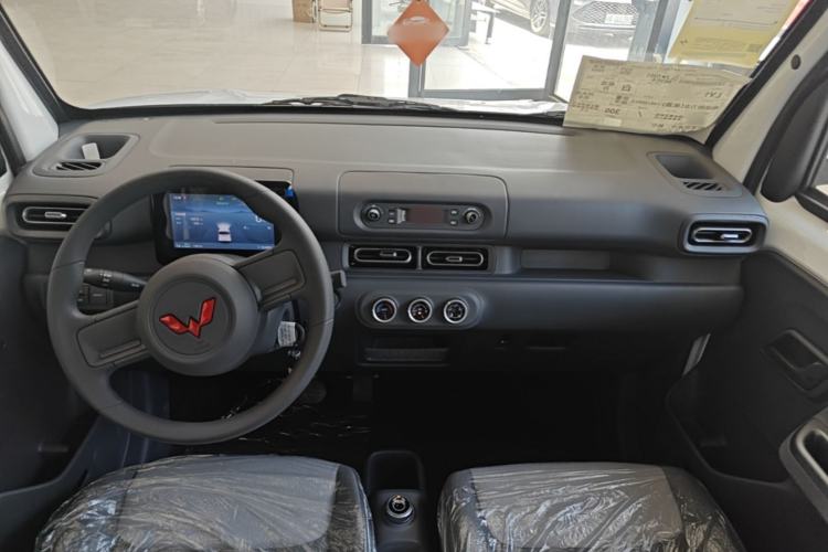 Used Wuling Zhiguang New Energy 2025 Model 305km Ambitious Edition Center Console