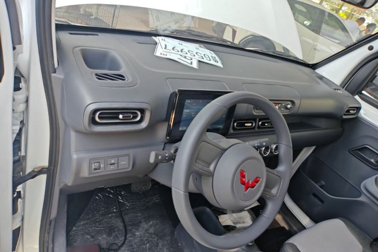 Used Wuling Zhiguang New Energy 2025 Model 305km Ambitious Edition Center Console