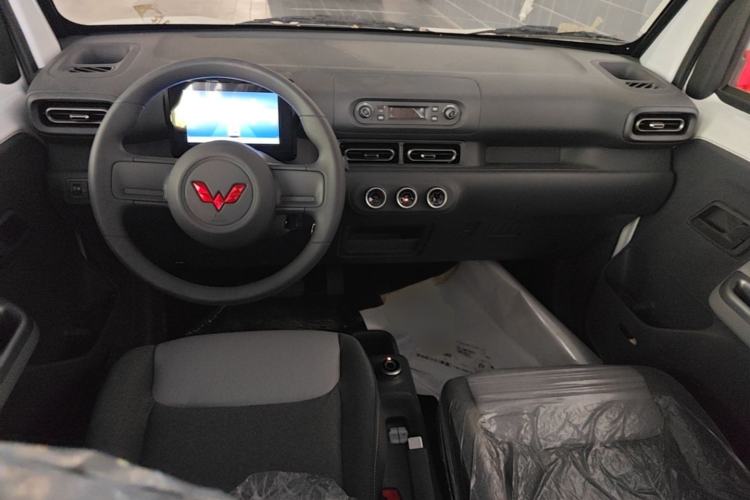 Used Wuling Zhiguang New Energy 2025 Model 305km Ambitious Edition Center Console
