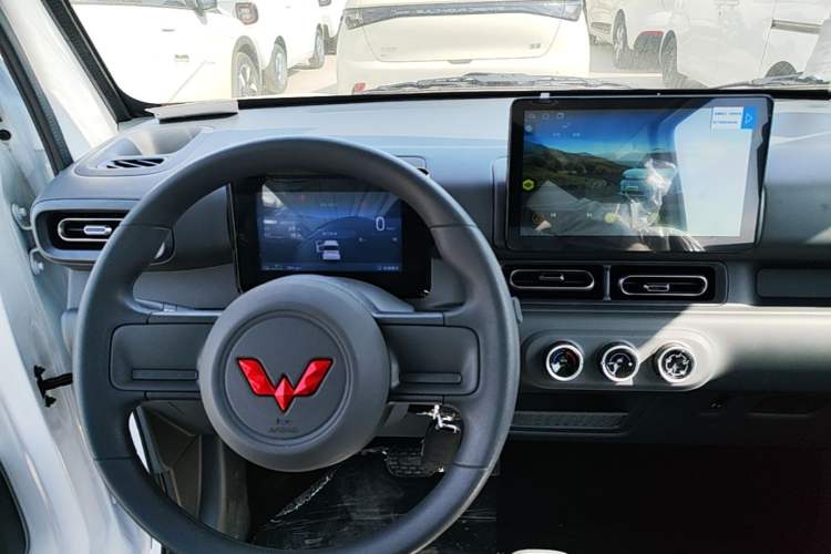 Used Wuling Zhiguang New Energy 2025 Model 305km Ambitious Edition Center Console