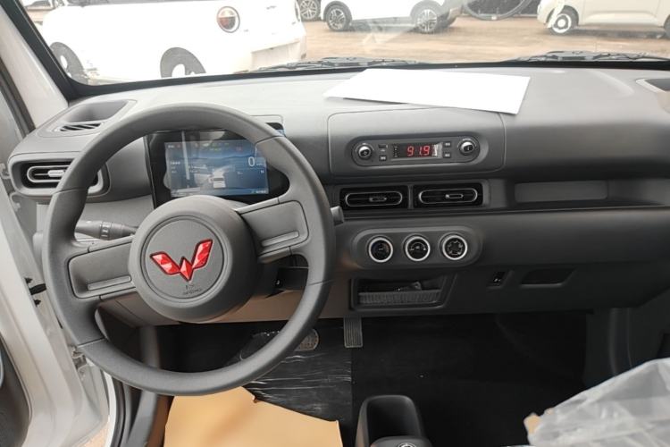 Used Wuling Zhiguang New Energy 2025 Model 305km Ambitious Edition Center Console