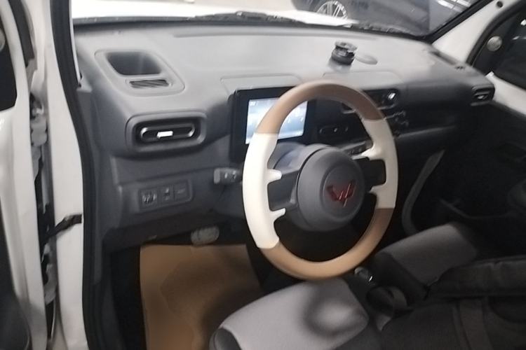 Used Wuling Zhiguang New Energy 2025 Model 305km Ambitious Edition Center Console