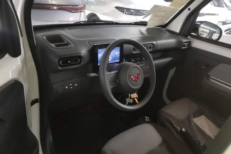 Used Wuling Zhiguang New Energy 2025 Model 305km Ambitious Edition Center Console