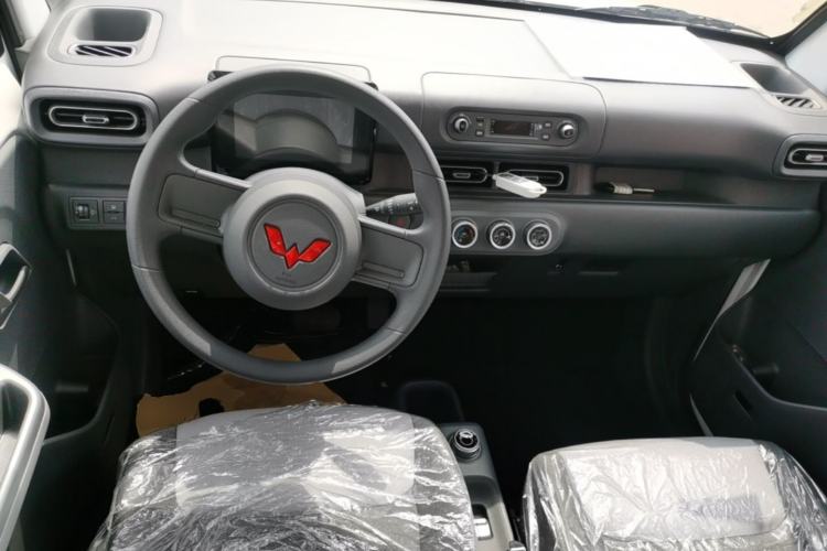 Used Wuling Zhiguang New Energy 2025 Model 305km Ambitious Edition Center Console