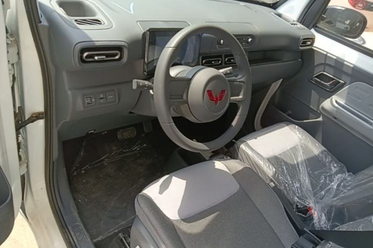 Used Wuling Zhiguang New Energy 2025 Model 305km Ambitious Edition Center Console