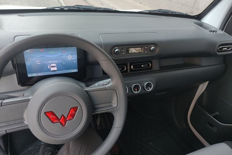 Used Wuling Zhiguang New Energy 2025 Model 305km Ambitious Edition Center Console