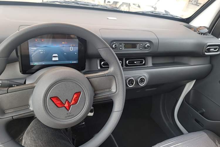 Used Wuling Zhiguang New Energy 2025 Model 305km Ambitious Edition Center Console