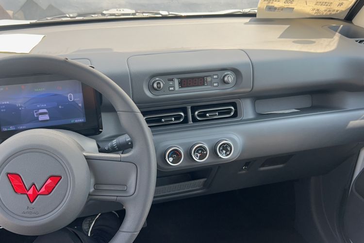 Used Wuling Zhiguang New Energy 2025 Model 305km Ambitious Edition Center Console