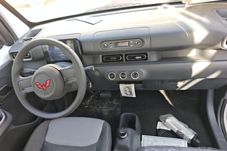 Used Wuling Zhiguang New Energy 2025 Model 305km Ambitious Edition Center Console