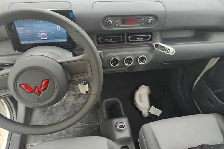 Used Wuling Zhiguang New Energy 2025 Model 305km Ambitious Edition Center Console