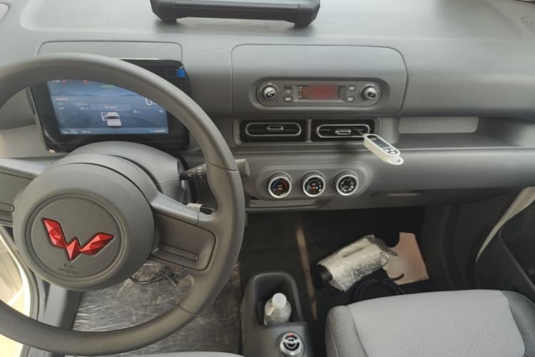 Used Wuling Zhiguang New Energy 2025 Model 305km Ambitious Edition Center Console