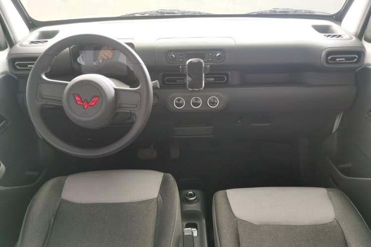 Used Wuling Zhiguang New Energy 2025 Model 305km Ambitious Edition Center Console