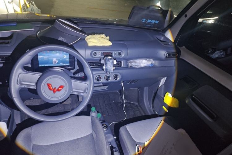 Used Wuling Zhiguang New Energy 2025 Model 305km Ambitious Edition Center Console