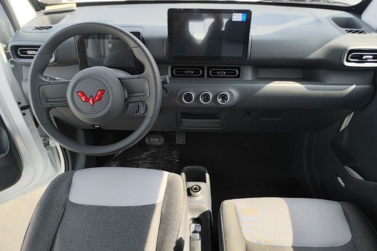 Used Wuling Zhiguang New Energy 2025 Model 305km Ambitious Edition Center Console