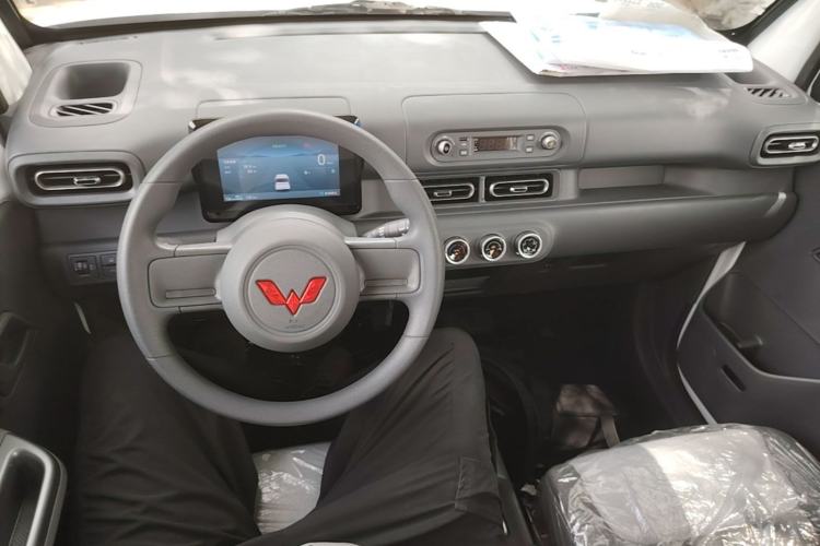 Used Wuling Zhiguang New Energy 2025 Model 305km Ambitious Edition Center Console