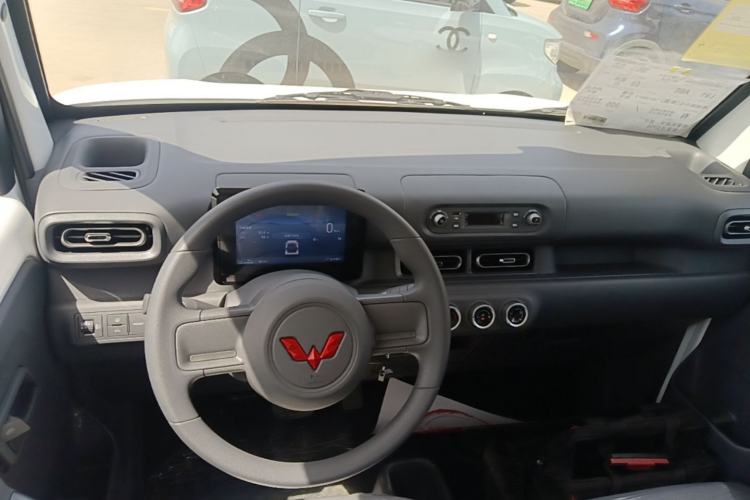 Used Wuling Zhiguang New Energy 2025 Model 305km Ambitious Edition Center Console
