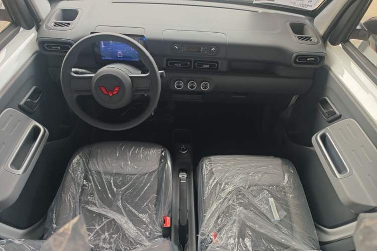 Used Wuling Zhiguang New Energy 2025 Model 305km Ambitious Edition Center Console