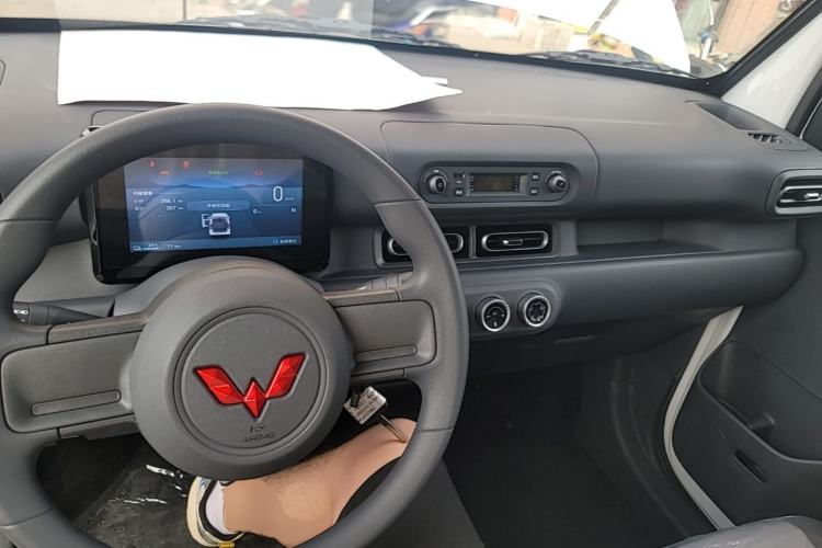 Used Wuling Zhiguang New Energy 2025 Model 305km Ambitious Edition Center Console