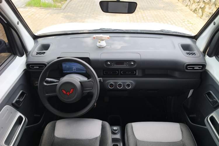 Used Wuling Zhiguang New Energy 2025 Model 305km Ambitious Edition Center Console