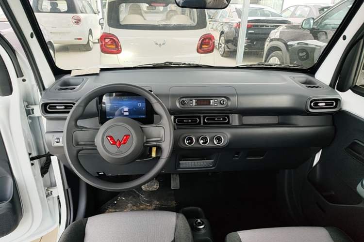 Used Wuling Zhiguang New Energy 2025 Model 305km Ambitious Edition Center Console