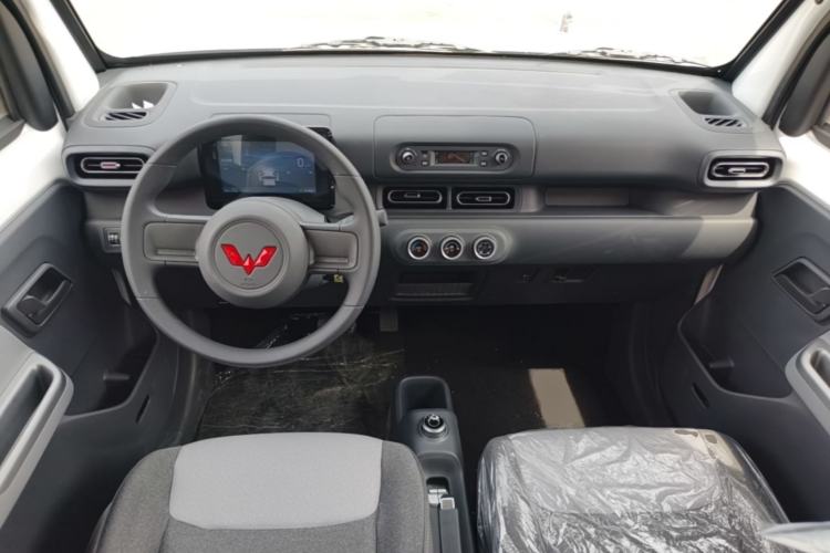 Used Wuling Zhiguang New Energy 2025 Model 305km Ambitious Edition Center Console