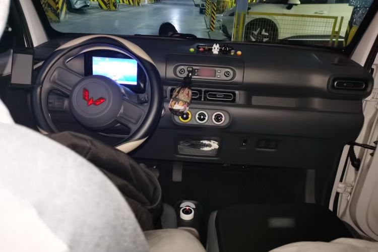 Used Wuling Zhiguang New Energy 2025 Model 305km Ambitious Edition Center Console