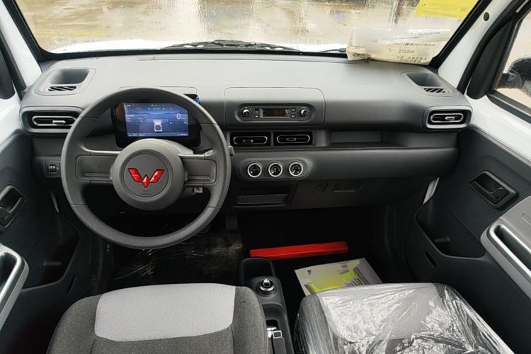 Used Wuling Zhiguang New Energy 2025 Model 305km Ambitious Edition Center Console