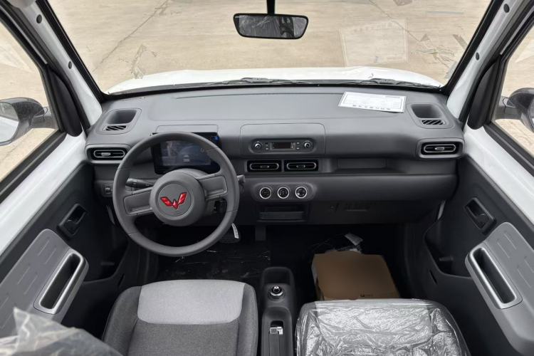 Used Wuling Zhiguang New Energy 2025 Model 305km Ambitious Edition Center Console