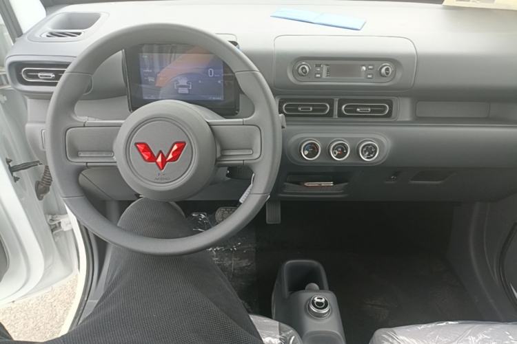 Used Wuling Zhiguang New Energy 2025 Model 305km Ambitious Edition Center Console